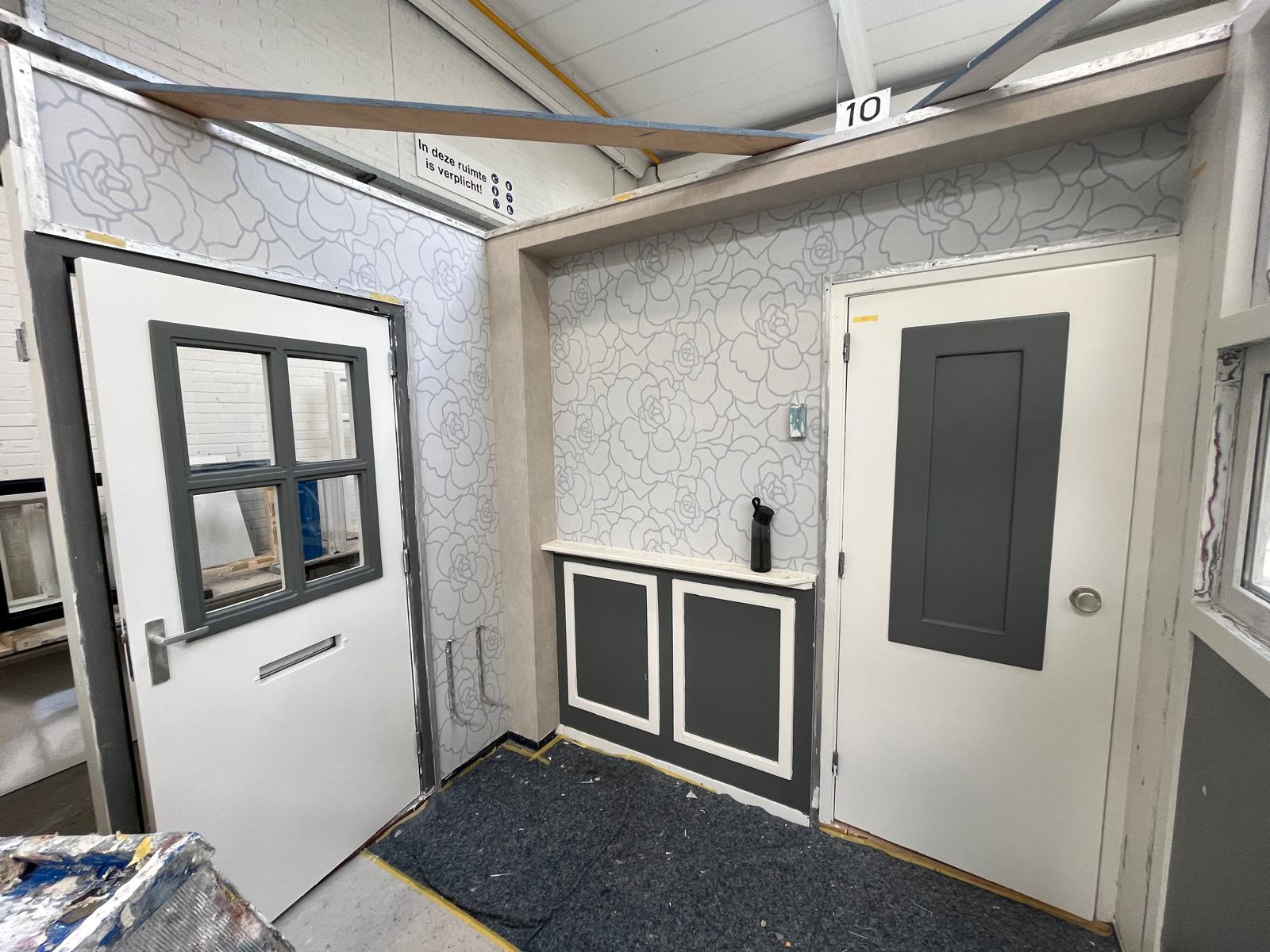 Wand & koof behangen, deur gelakt